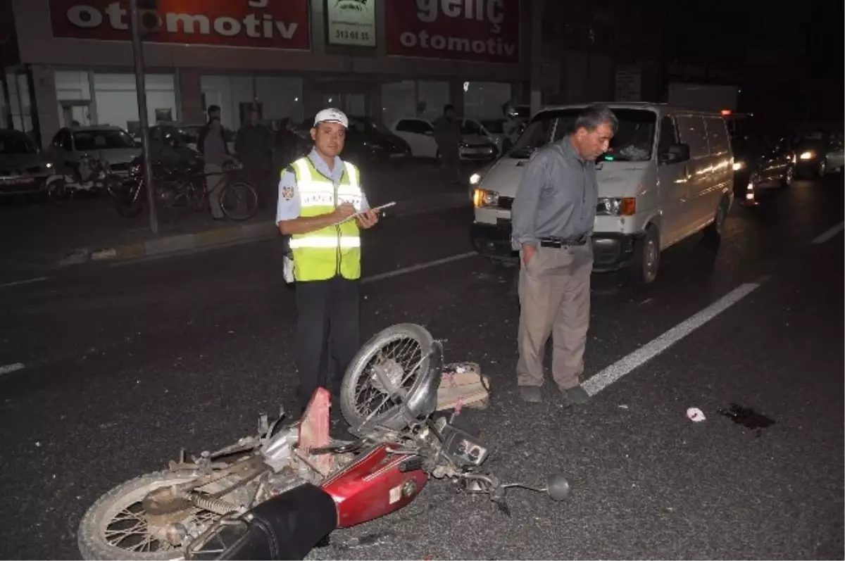 Kontrolsüz Yola Çıkan Motosiklet Otomobille Çarpıştı: 1 Yaralı