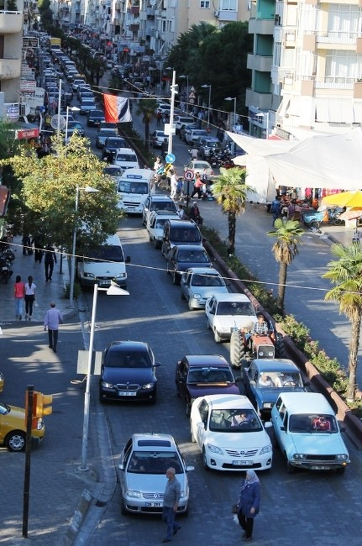 Ödemiş\'te Bayram Telaşı Trafiğe Yansıdı