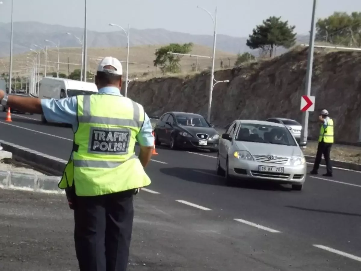 Polis Aracı Durdurunca Ceza Sandılar