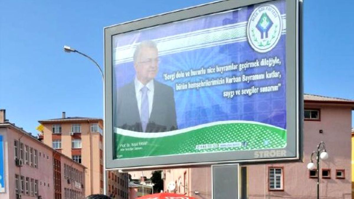 AK Parti ve MHP Afişlerle Kapıştı