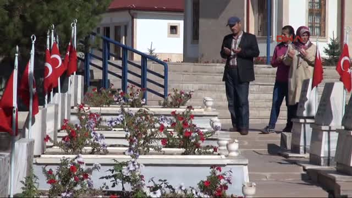 Sivas Şehitlikte Arefe Yoğunluğu