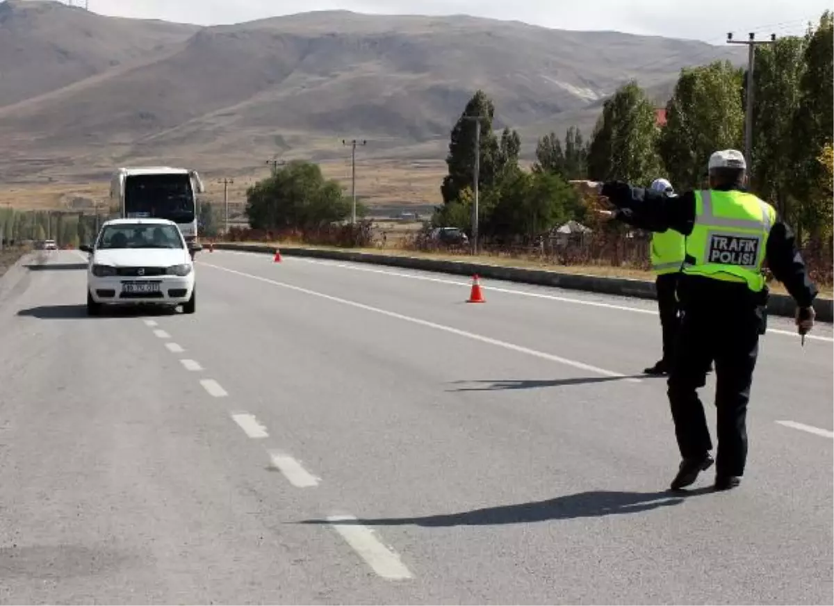 Trafik Polisleri Tatilcileri Uyardı