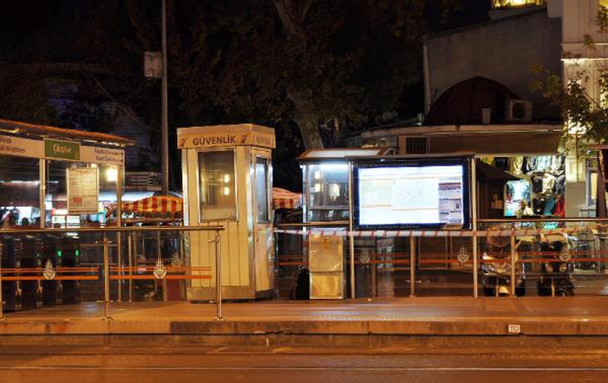 Beyazıt Tramvay Durağında Unutulan Çanta Polisi Alarma Geçirdi