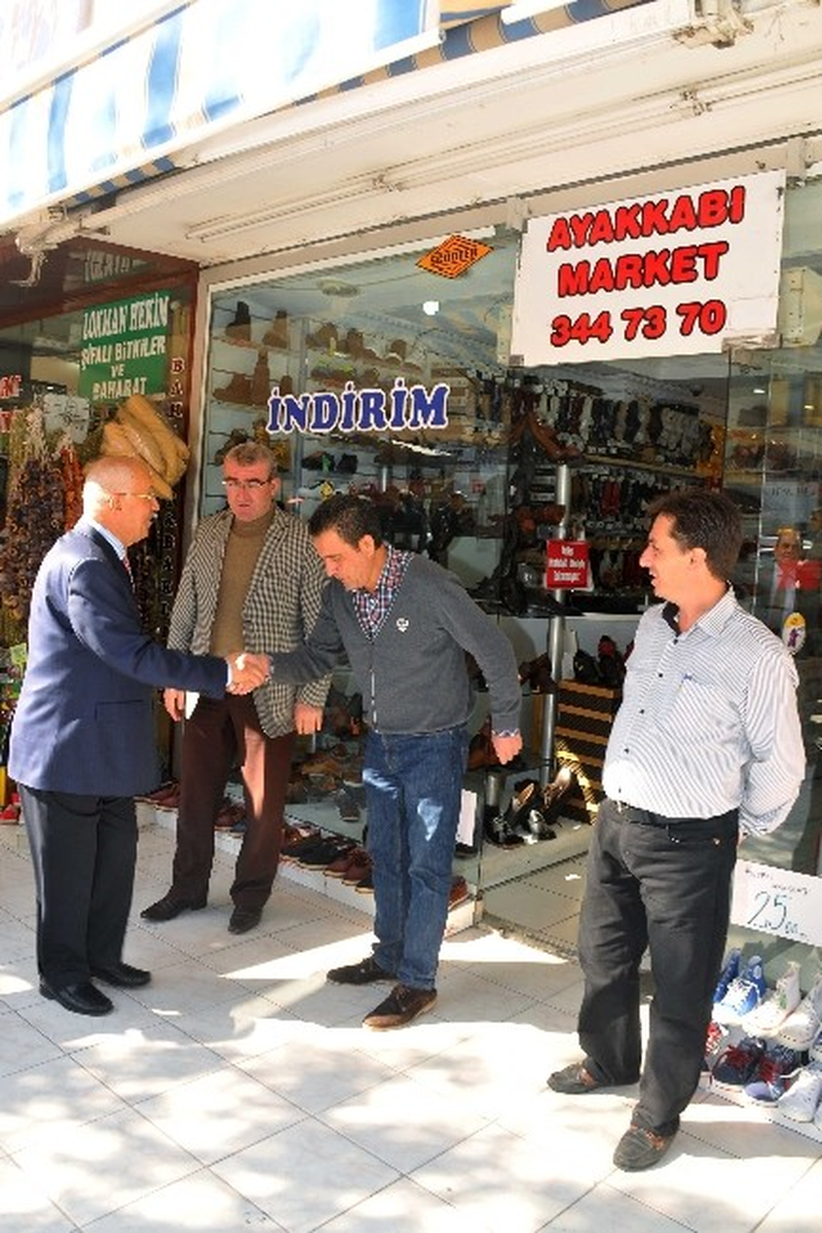 Yaşar, Yenimahallelilerle Bayramlaştı
