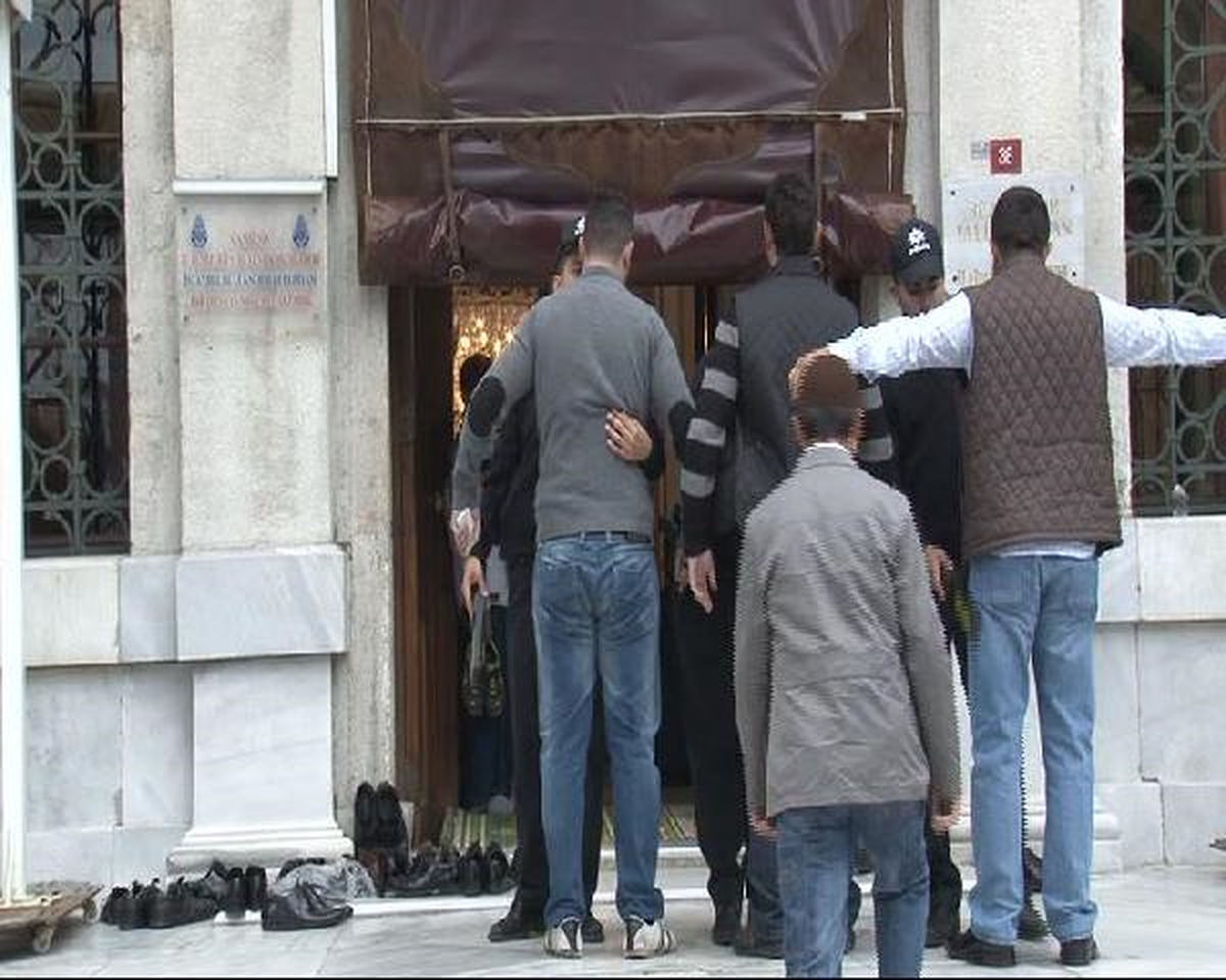 Abdullah Gül Bayram Namazını Dolmabahçe\'de Kıldı