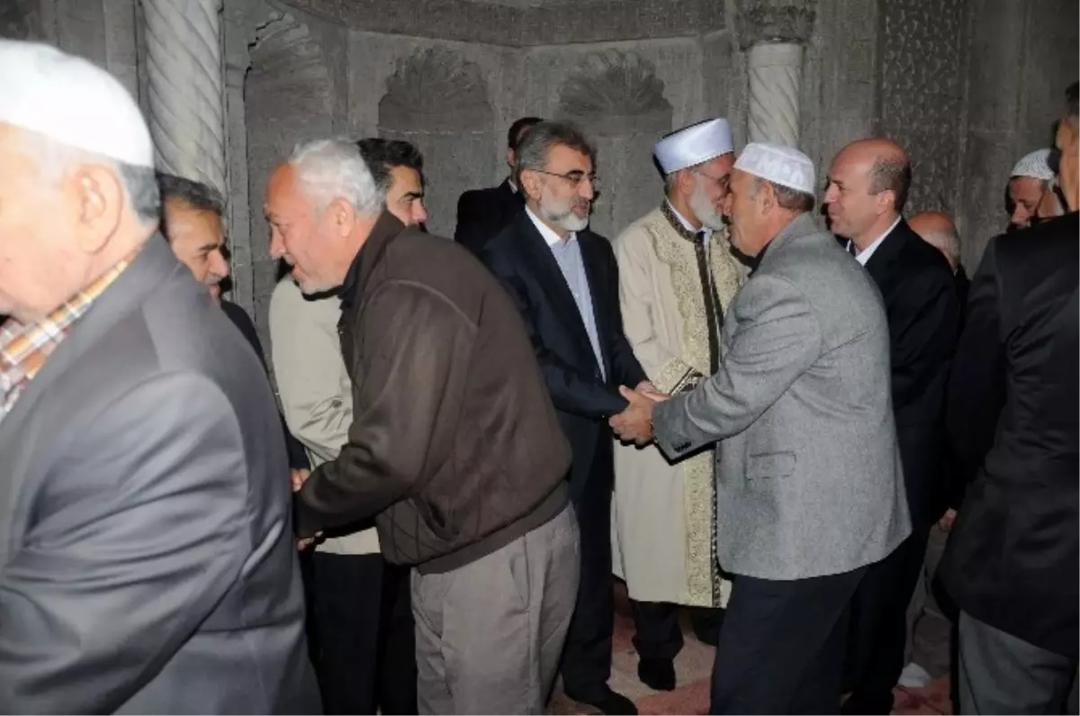 Bakan Yıldız, Bayram Namazını Hunat Camii\'nde Kıldı
