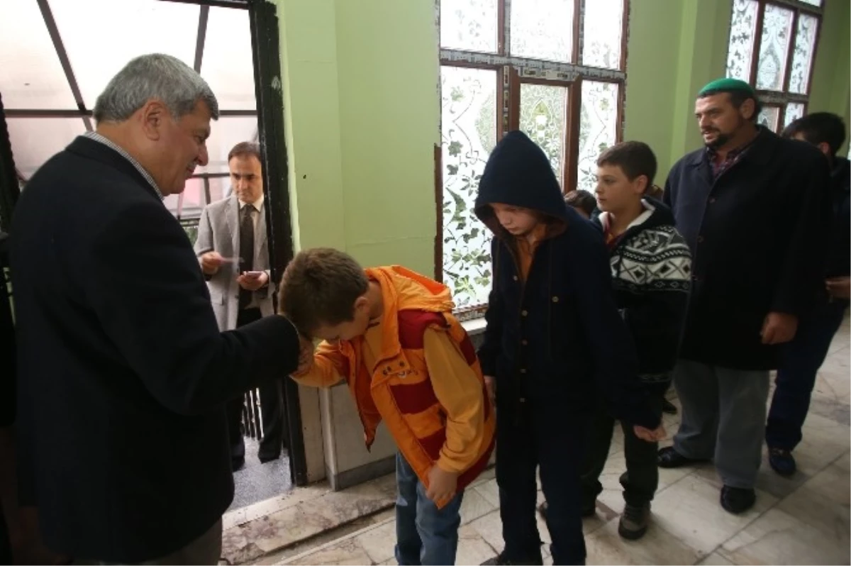 Başkan Karaosmanoğlu Çocuklara Harçlık Dağıttı