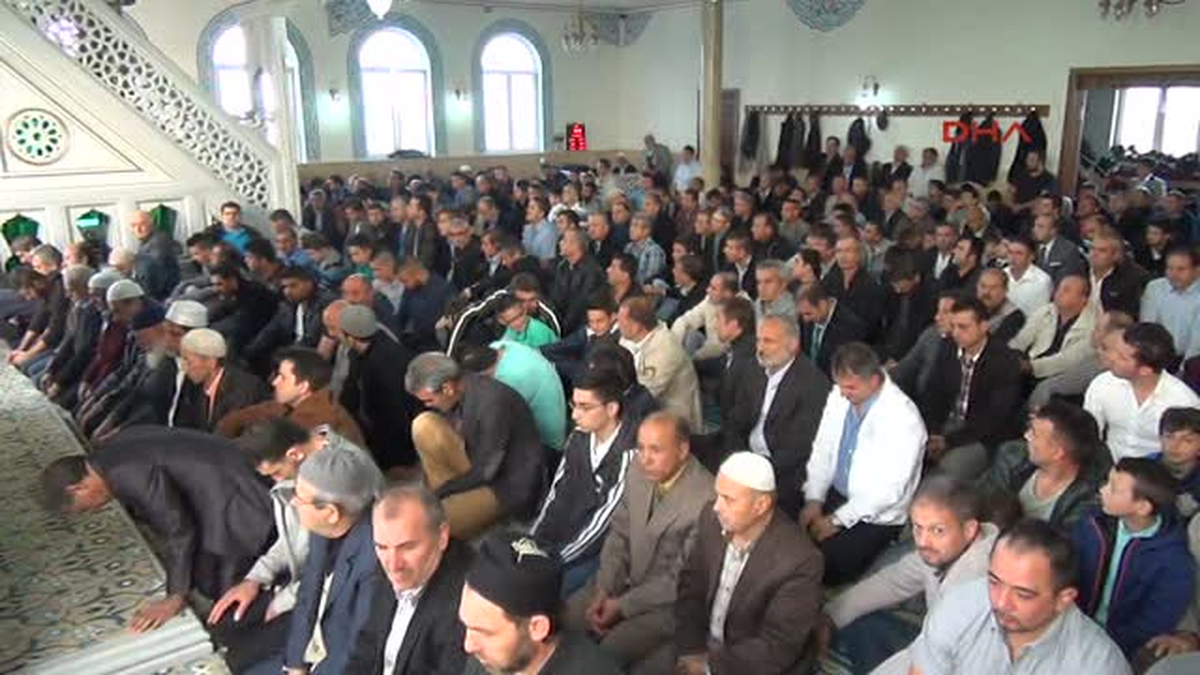 Bayram Namazında Kelh\'deki Camiler Dolup Taştı