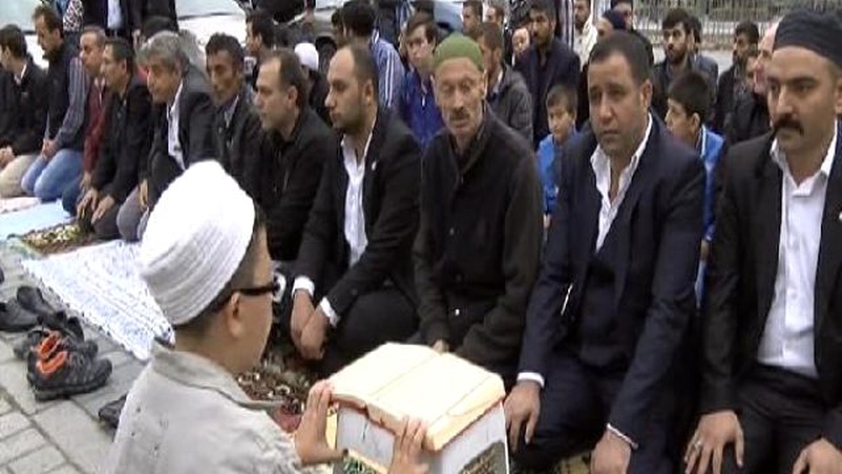 Bayram Namazını Ayasofya Önünde Kıldılar