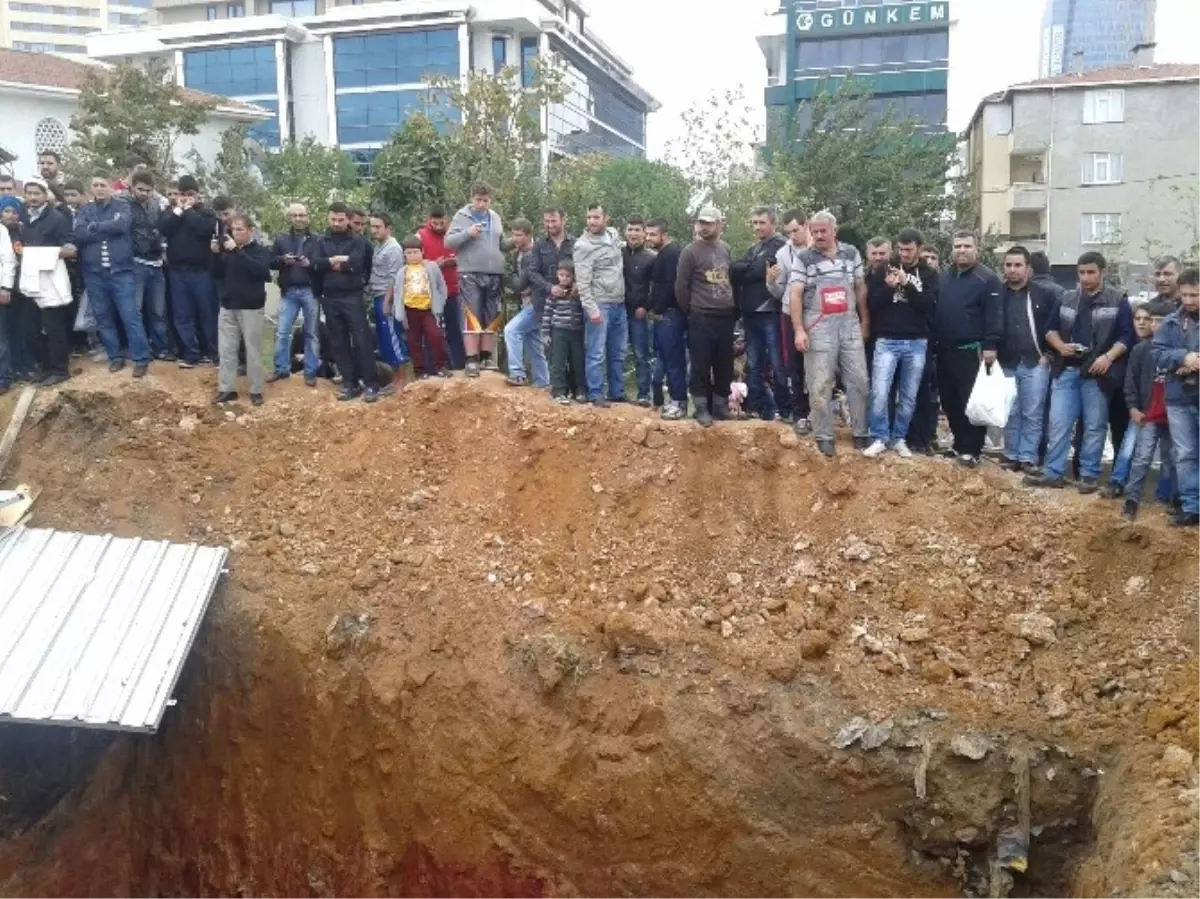 Beş Metrelik Kan Çukuruna Düşen Boğa Üç Saatte Çıkarıldı