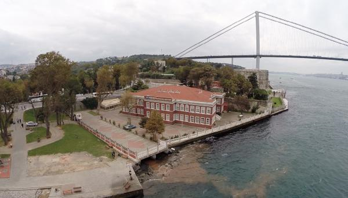 Boğazda Denizin Rengi Kırmızıya Döndü