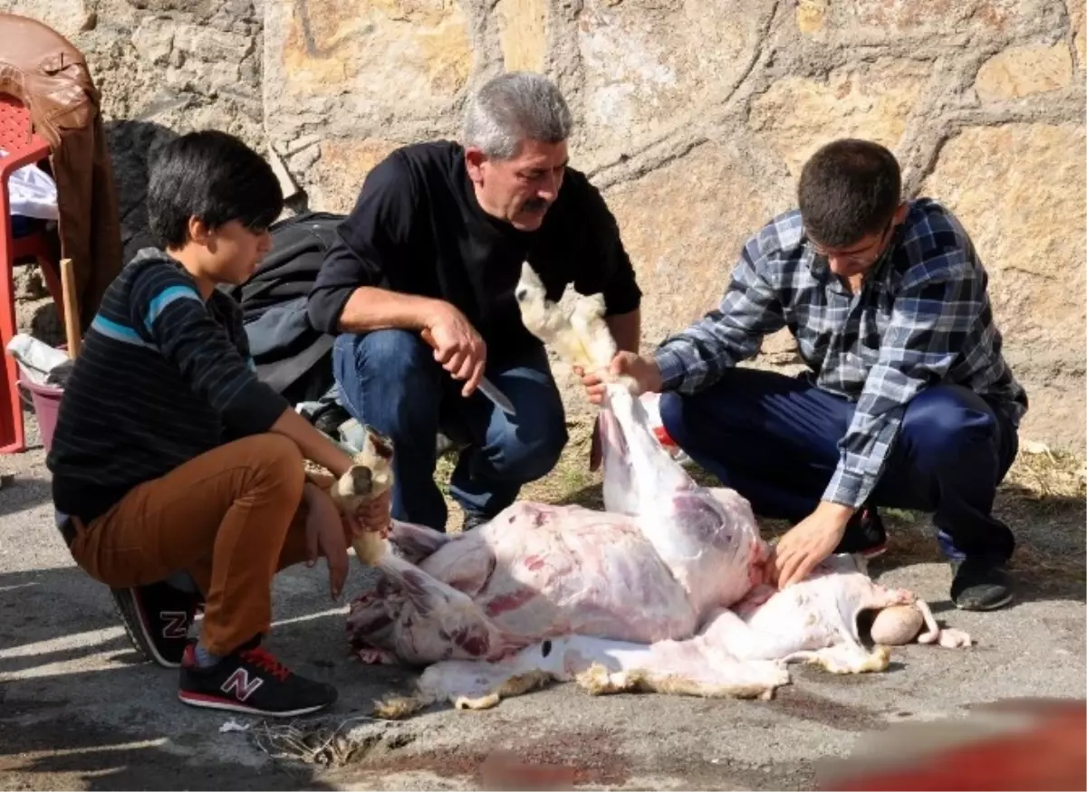 Çocukların Gözleri Önünde Kurban Kestiler