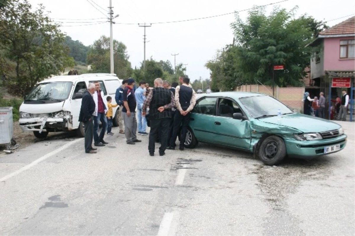 Düzce\'de Trafik Kazası: 4 Yaralı