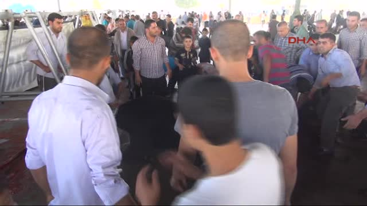 Gaziantep\'te Çocukların Gözü Önünde Kurban Kesimi