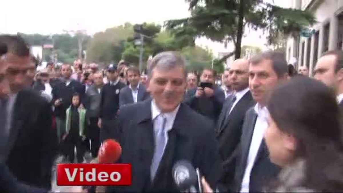 Gül, Bayram Namazını Bezmi Alem Valide Sultan Camisi'nde Kıldı