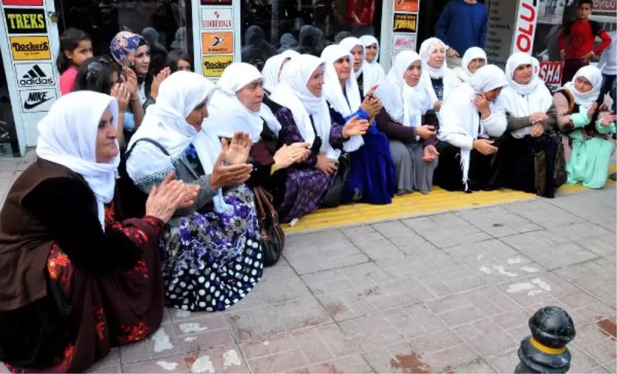 Kadınlardan AK Parti Binasında 5 Dakikalık Oturma Eylemi