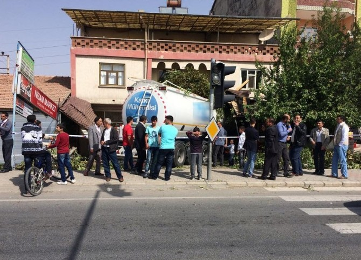 Kimyasal Madde Taşıyan Tanker Dükkana Girdi: 1 Ölü, 1 Yaralı