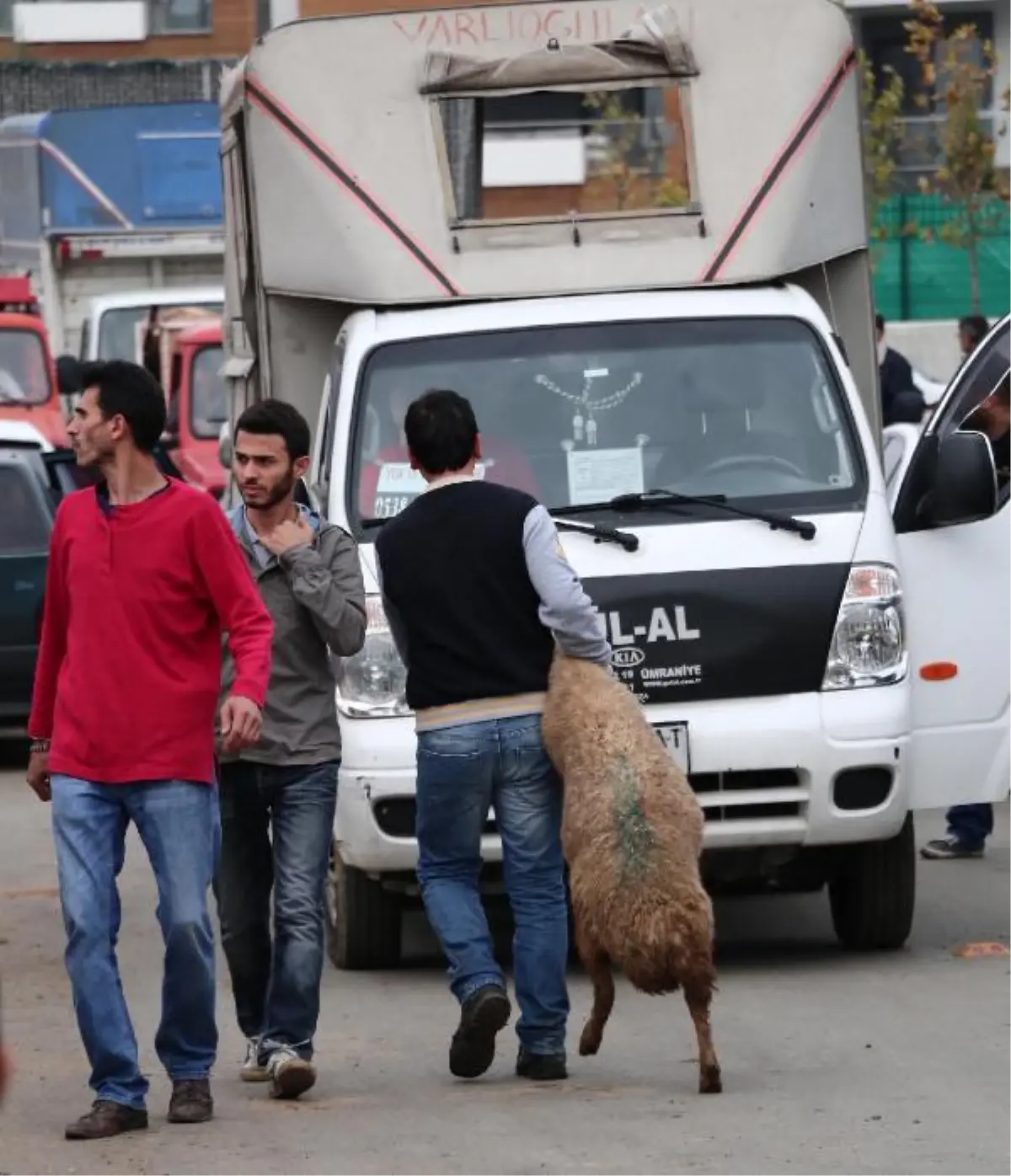 Bu Bayram da Manzara Değişmedi: Sokaklar Kesimhaneye Döndü