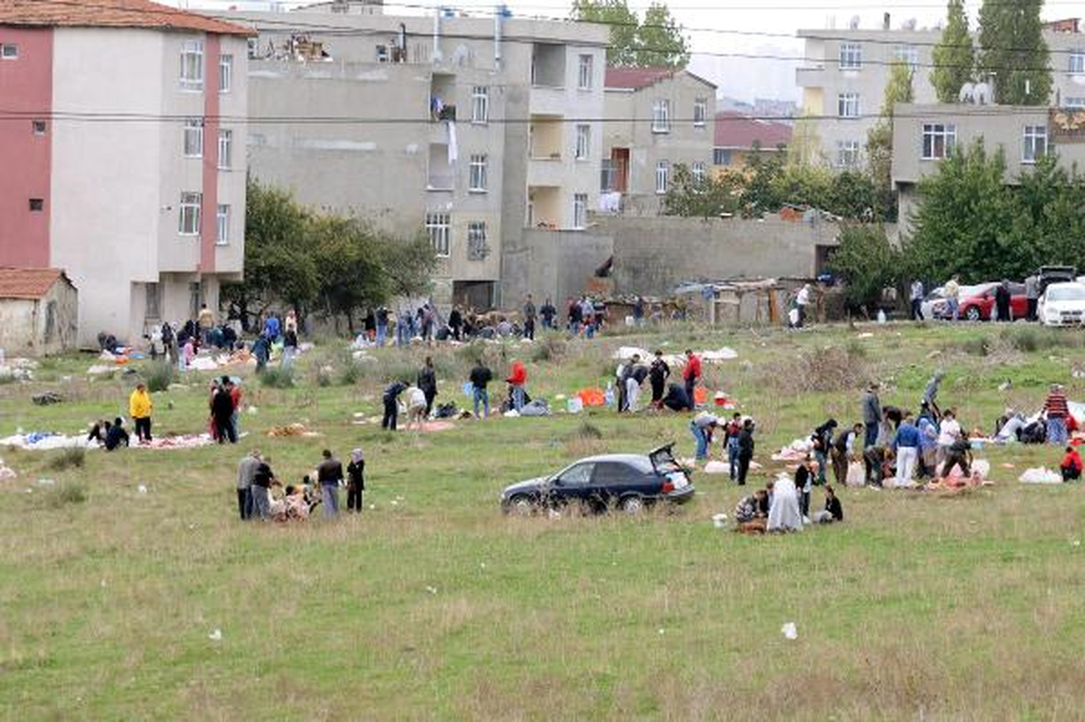Kurbanlıklarını Yasak Uyarısına Rağmen Açık Alanda Kestiler