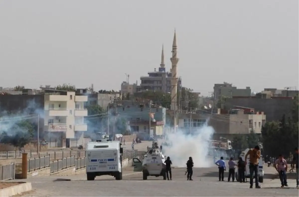 Nusaybin\'de Yol Kapatan Göstericilere Müdahale