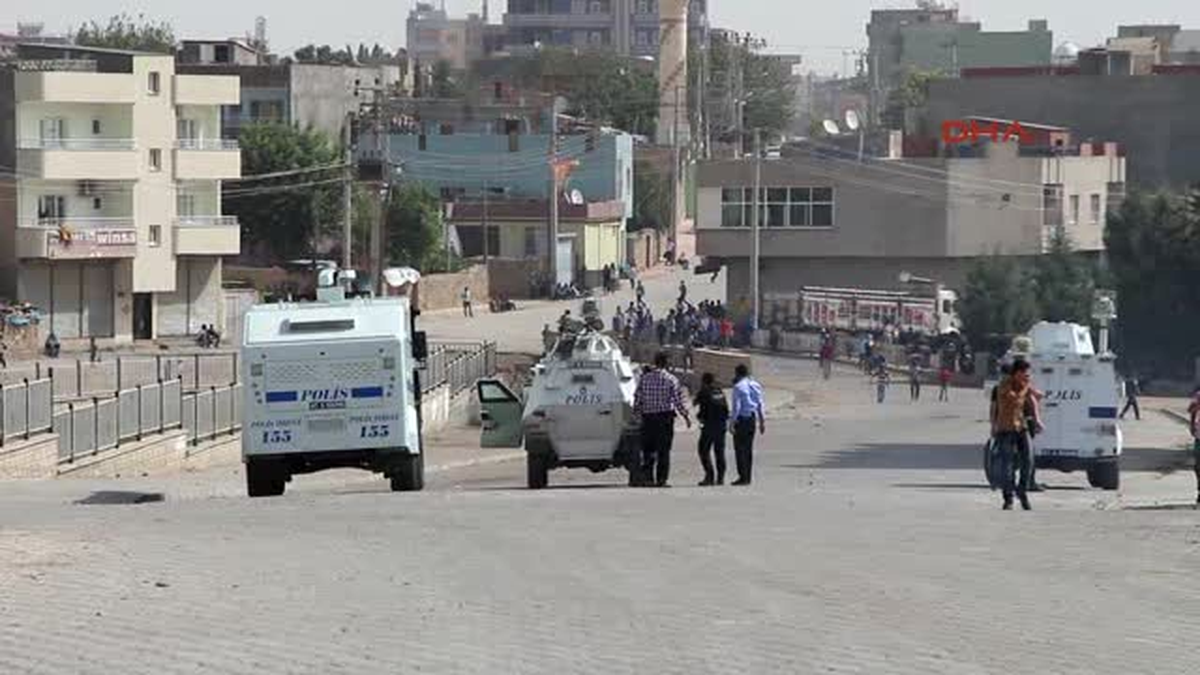 Nusaybin\'de Yol Kapatan Göstericilere Müdahale