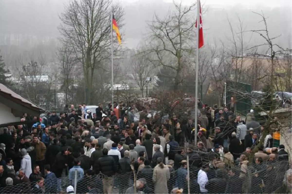 Pforzheim\'da Cami Dolunca Bayram Namazı Avluda Kılındı