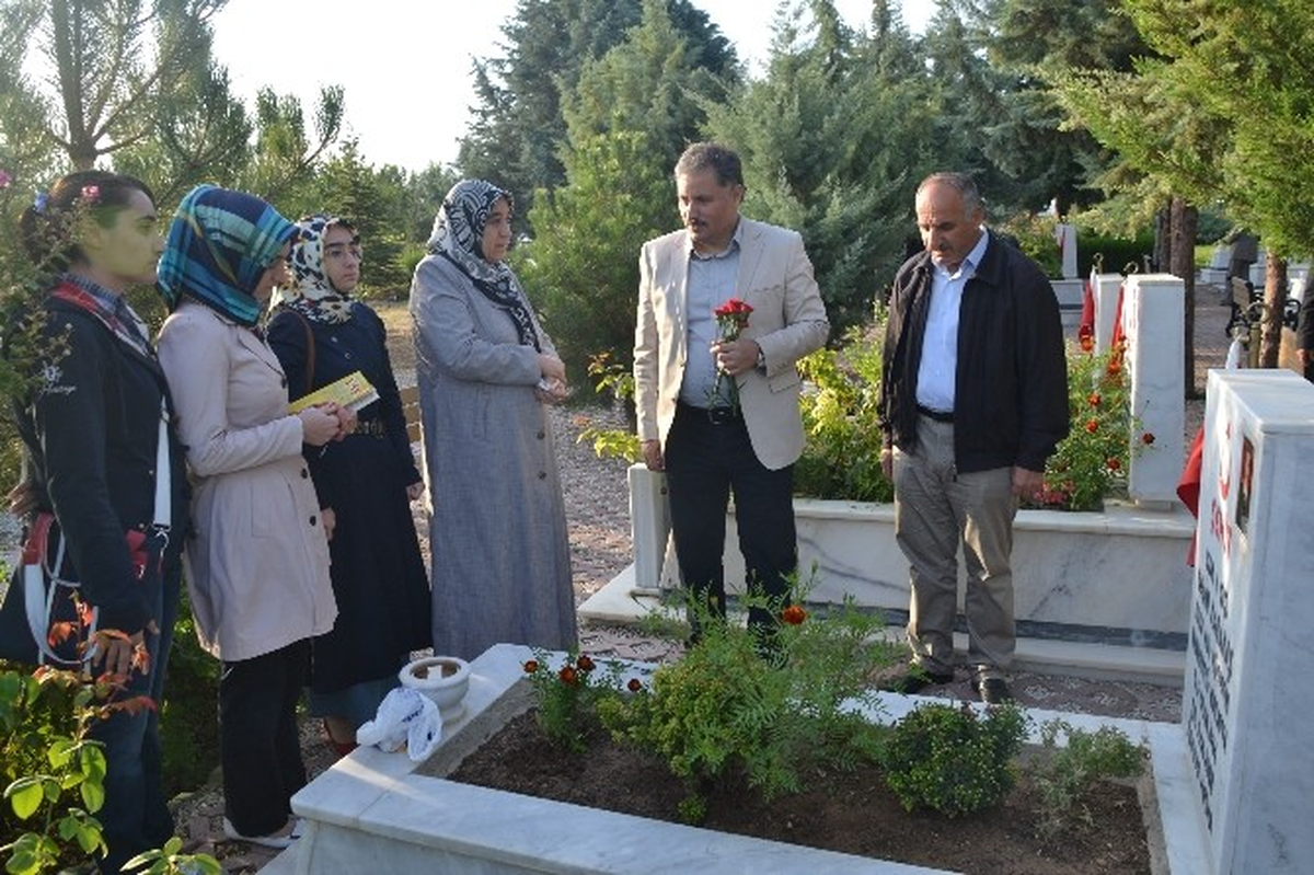 Malatya\'da Şehitlikte Hüzünlü Bayram