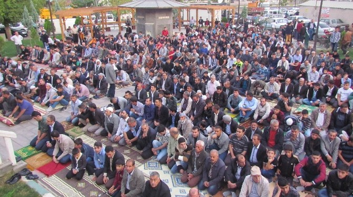 Siverek\'te Kurban Bayramı Namazında Camiler Doldu
