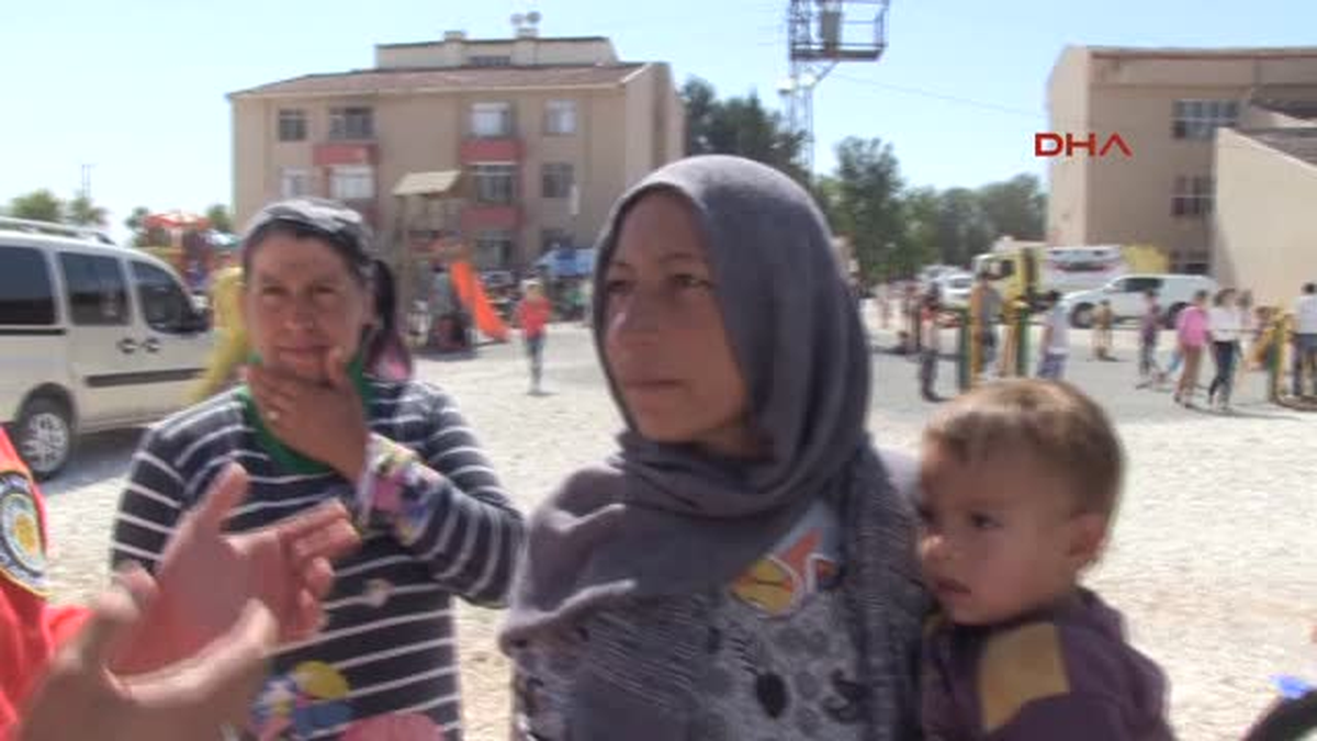 Suruç\'taki Suriyeli Çocuklara Ayakkabı Yardımı