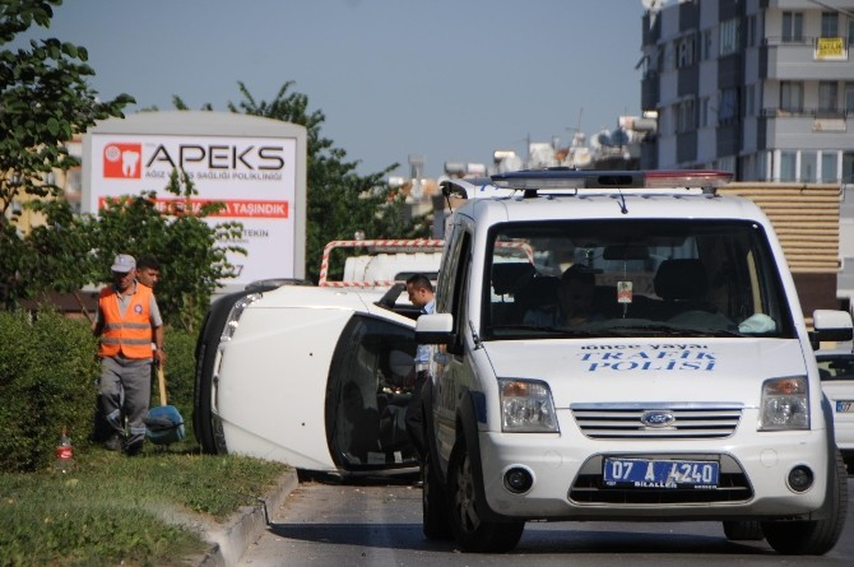 Antalya\'da Takla Atan Otomobilden Yara Almadan Kurtuldu