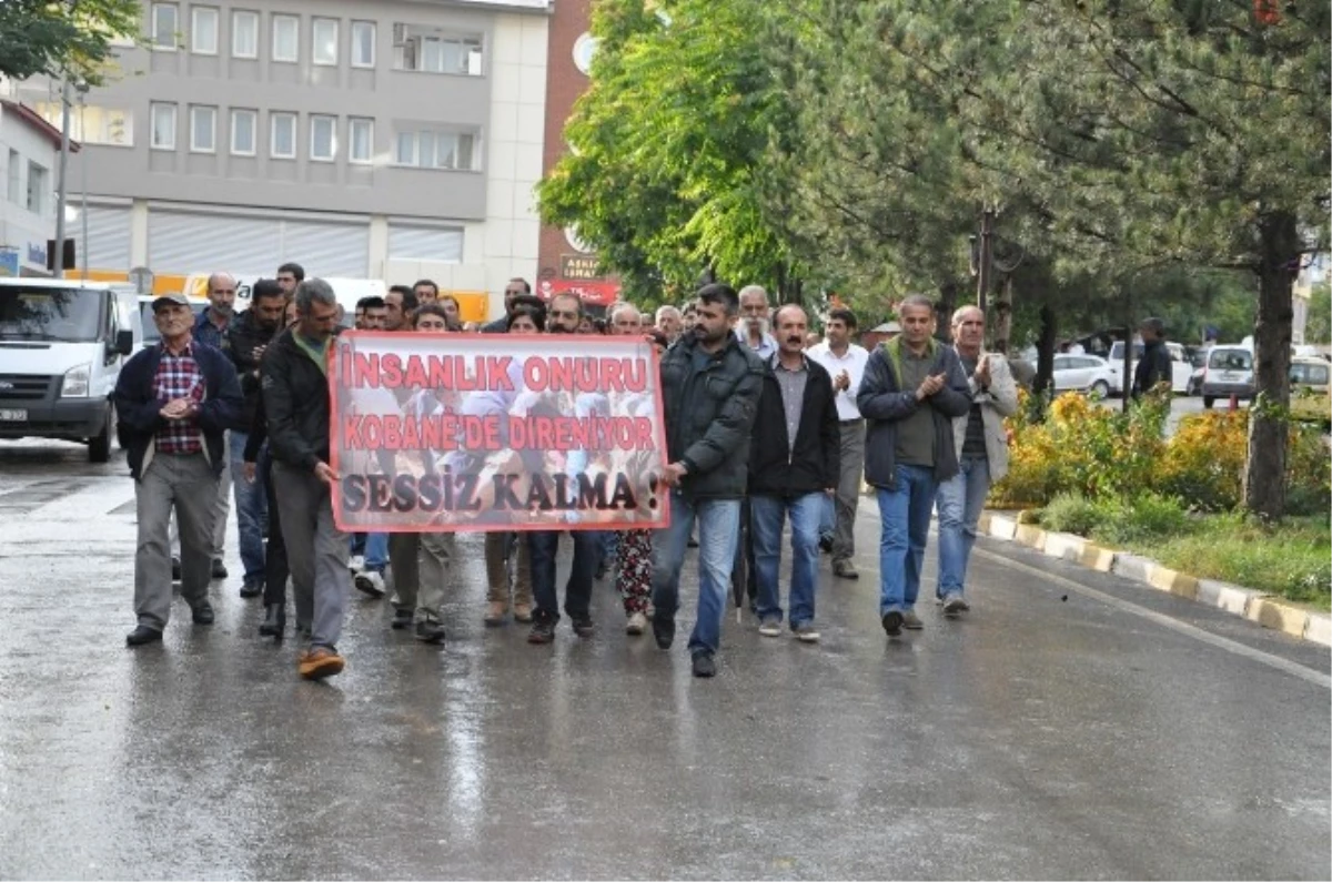 Tunceli\'de Işid Saldırıları Yol Kapatma Eylemiyle Protesto Edildi