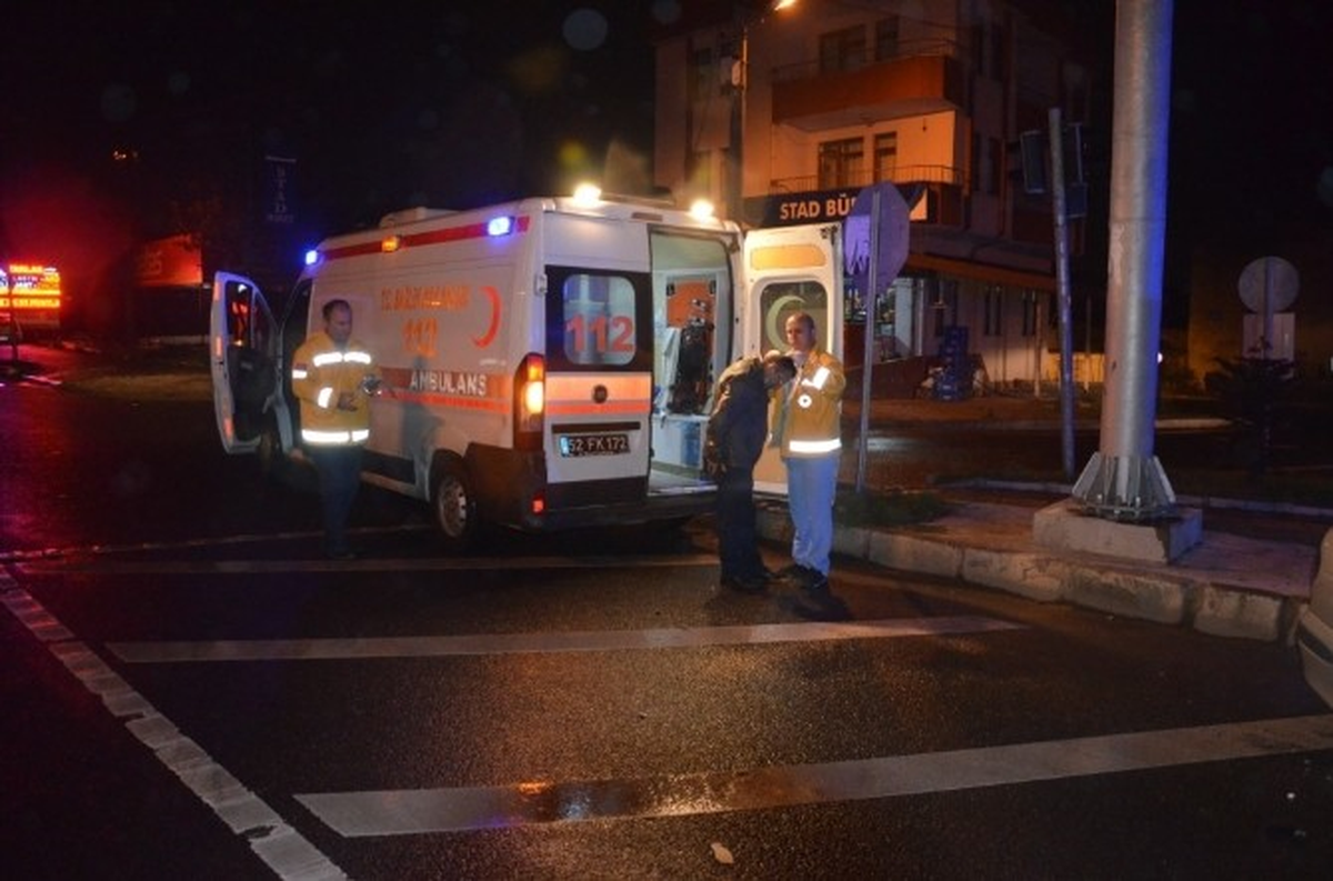 Fatsa\'da Yangına Giden İtfaiye Aracıyla Otomobil Çarpıştı: 2 Yaralı