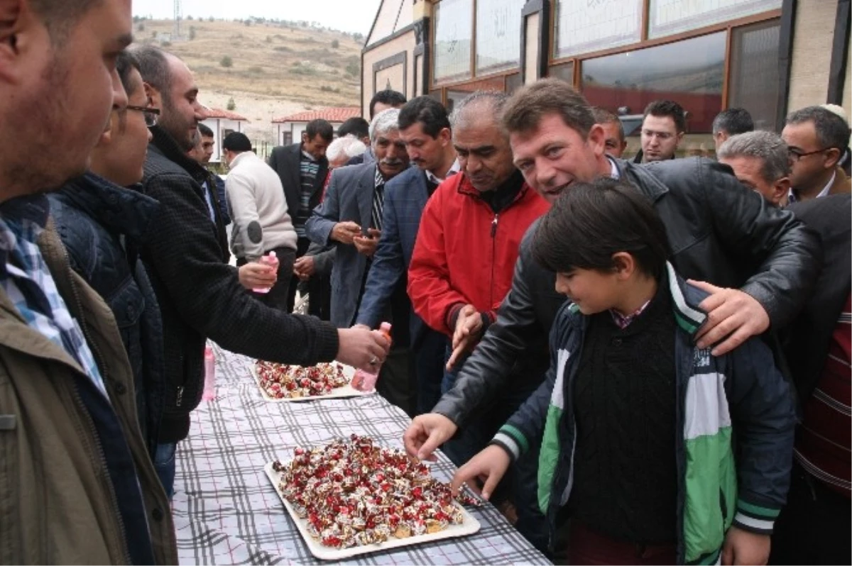 Yozgat\'ta Kurban Bayramı Namazı Öncesi Cemaate Şeker İkram Edildi