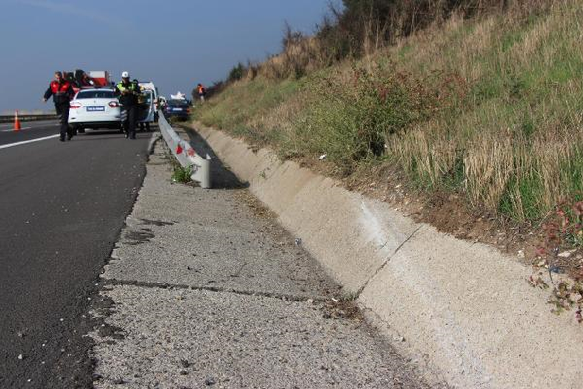 Bariyerleri Aşan Otomobil Yağmur Kanalına Çarptı: 3 Yaralı