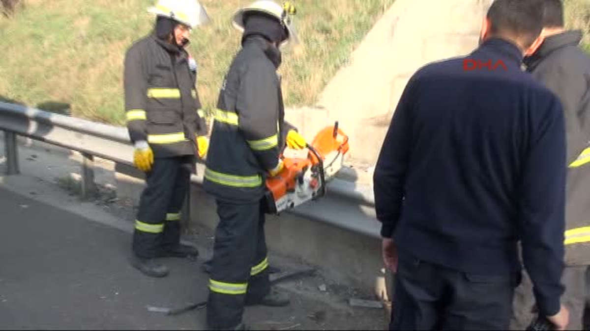 Bolu Bariyerleri Aşan Otomobil Yağmur Kanalına Çarptı: 3 Yaralı