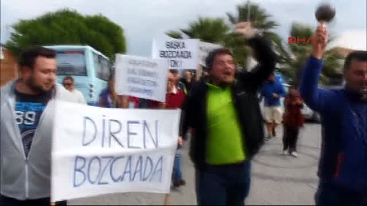 Bozcaadalılar Çevre Planını Protesto İçin Yürüdü