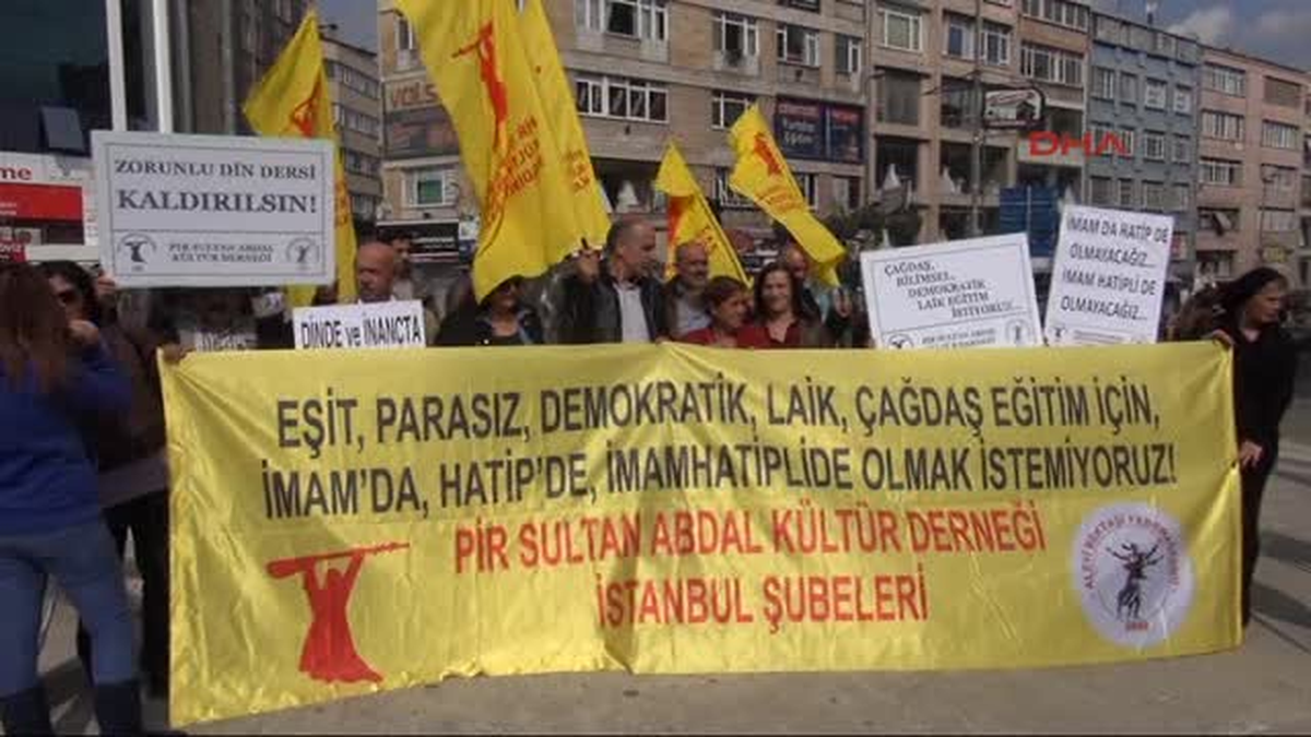 Kadıköy\'de "Zorunlu Din Dersi" Protestosu