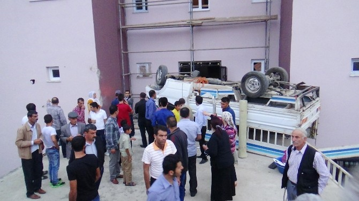 Kulp\'ta Kamyonet Bina Kapısına Daldı: 2 Yaralı