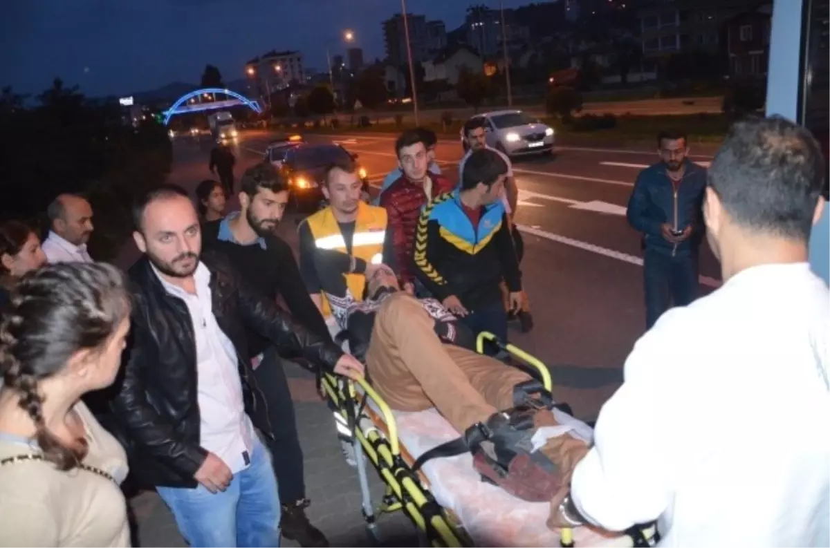 Motorsiklet Minibüse Çarptı: 1 Yaralı