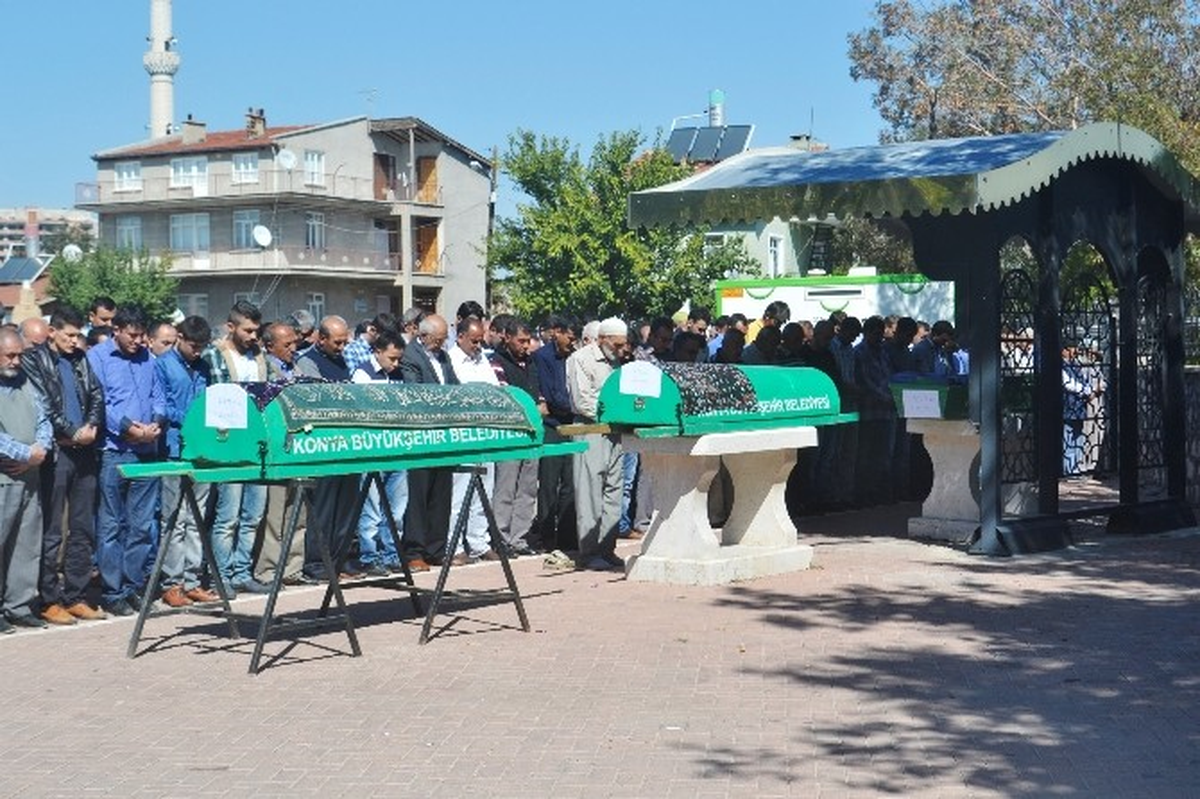 Ölü Bulunan Anne ve İkiz Kızı Toprağa Verildi
