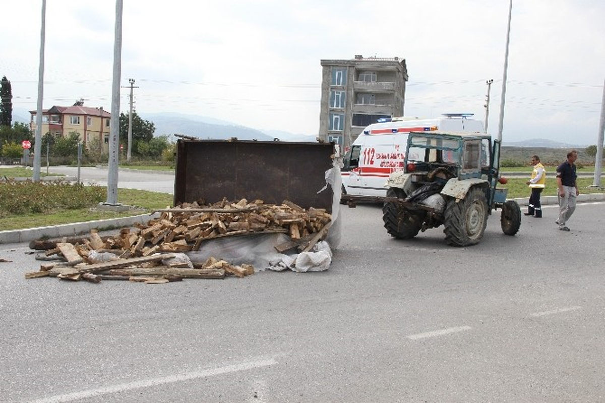 Samsun\'da Otomobil Traktörle Çarpıştı: 6 Yaralı