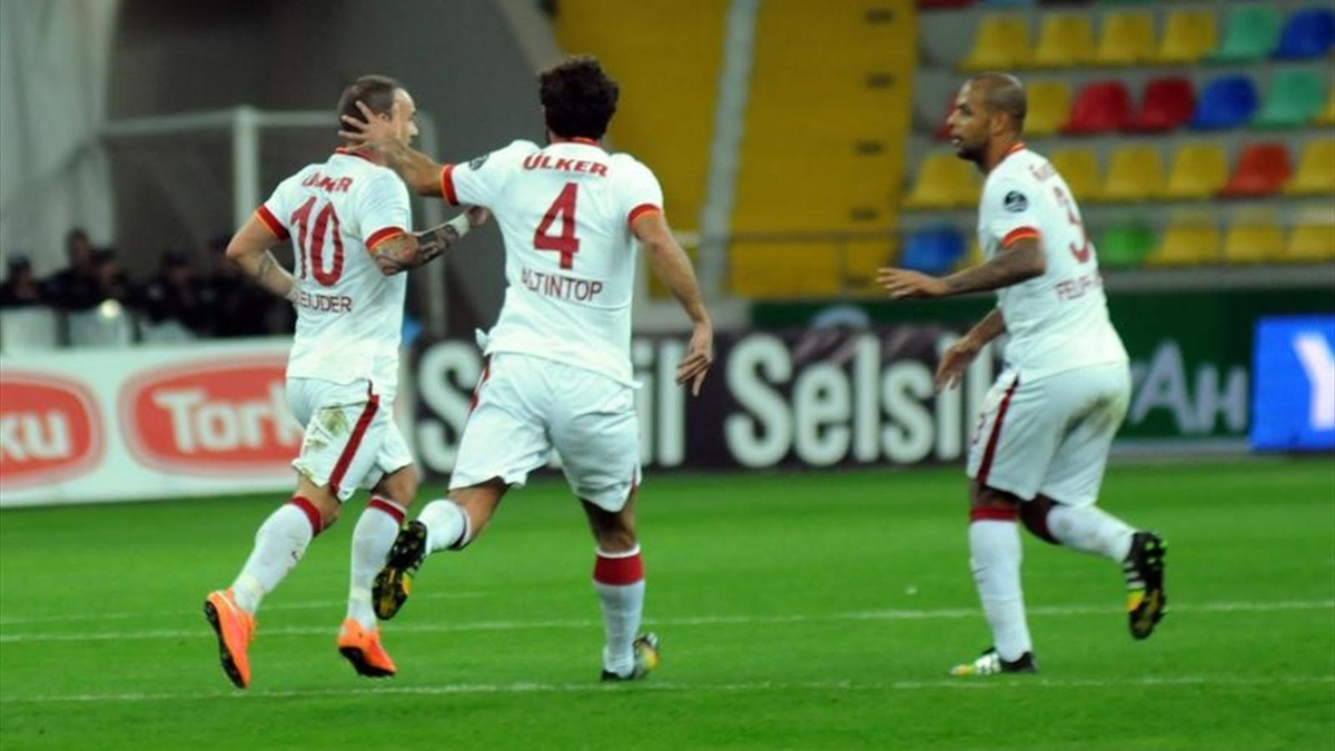 Sneijder\'den Hamit\'e Teşekkür