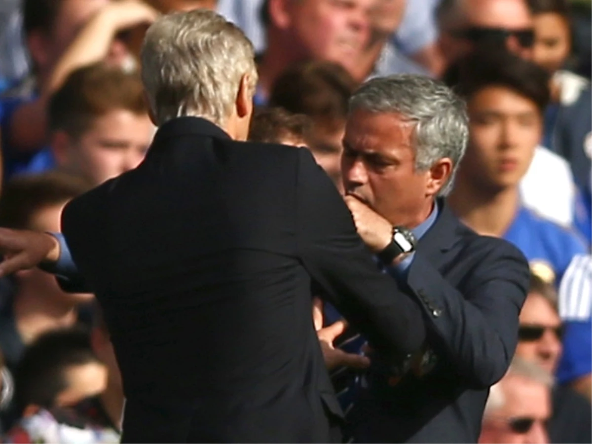 Stamford Bridge\'de Gerginlik: Arsene Wenger, Jose Mourinho\'yu İttirdi!