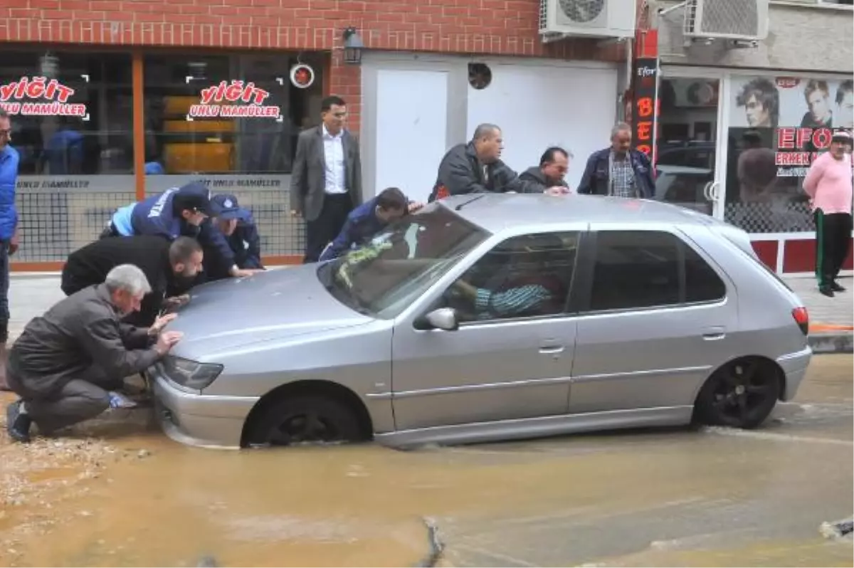 Su Borusu Patladı, Otomobil Çukura Düştü