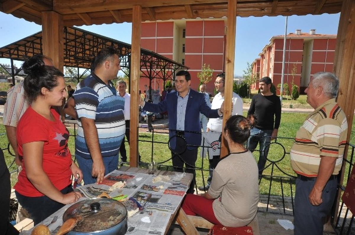Tütüncü Bayramda Vatandaşlarla