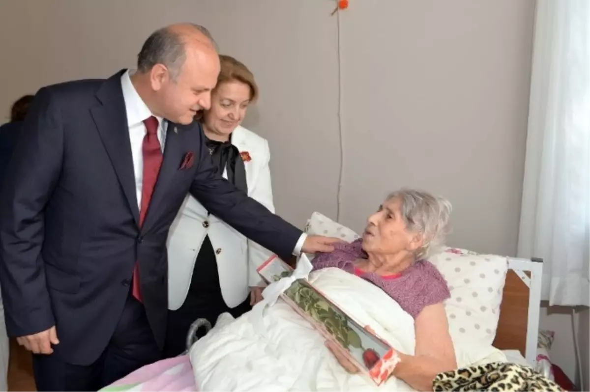 Vali Çakacak ve Eşi Huzurevi Sakinleriyle Bayramlaştı