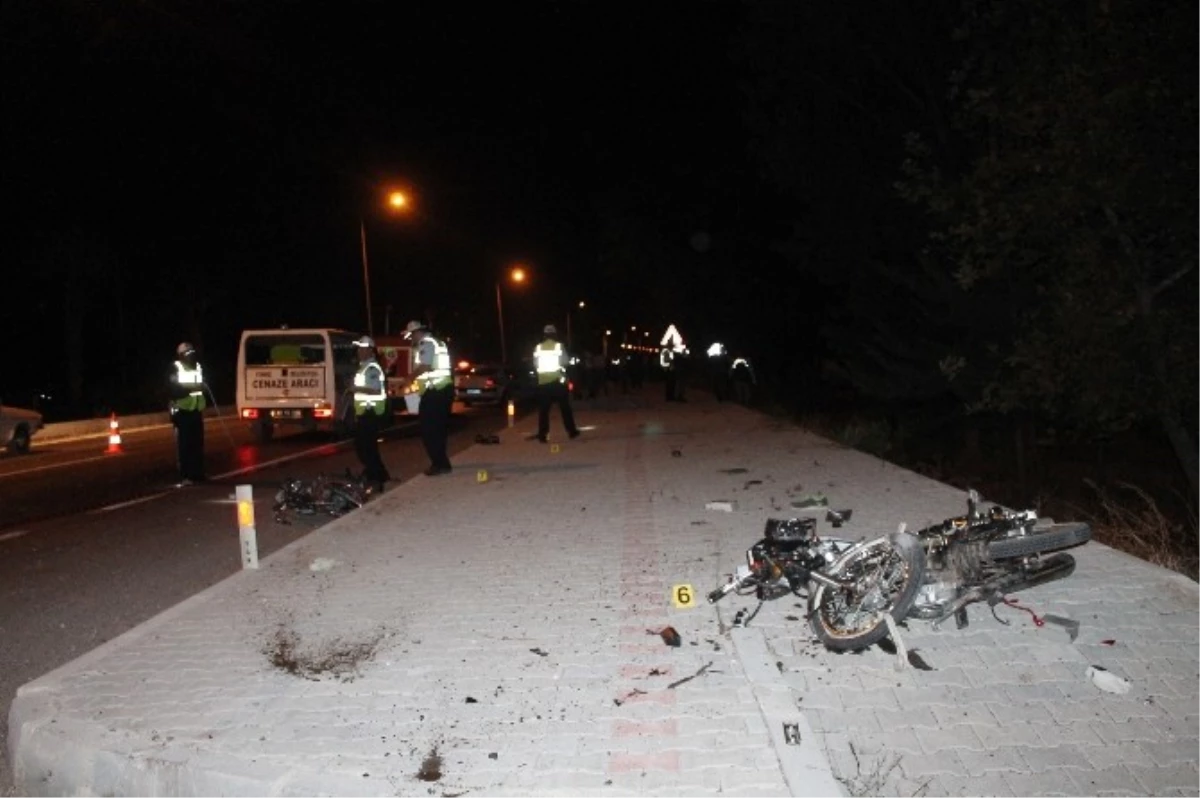 Antalya Finike\'de Feci Kaza: 3 Ölü, 1 Yaralı
