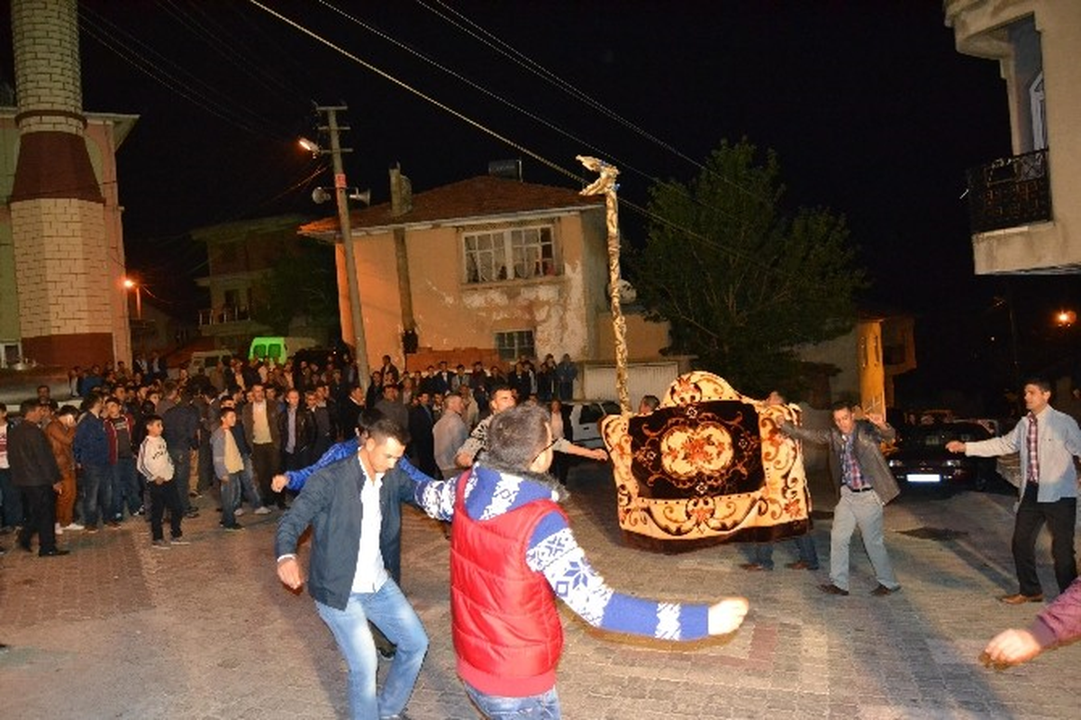 Manisa\'da Asırlardır Süren \'Deve Gecesi\' Geleneği Bu Yıl da Eğlendirdi