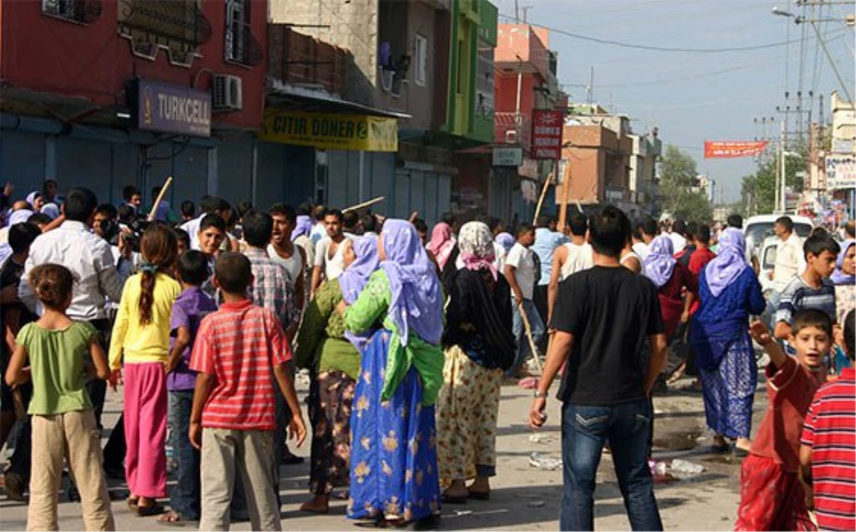 Adana\'da Çocuk Kavgası Silahlı Çatışmaya Dönüştü: 23 Yaralı