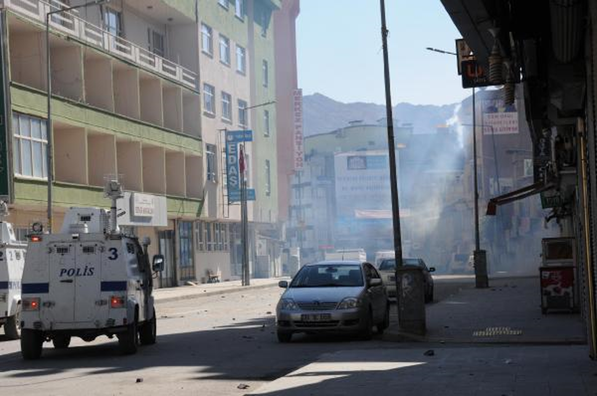 Hakkari\'de Kobani\'ye Destek Yürüyüşünden Sonra Olaylar Çıktı